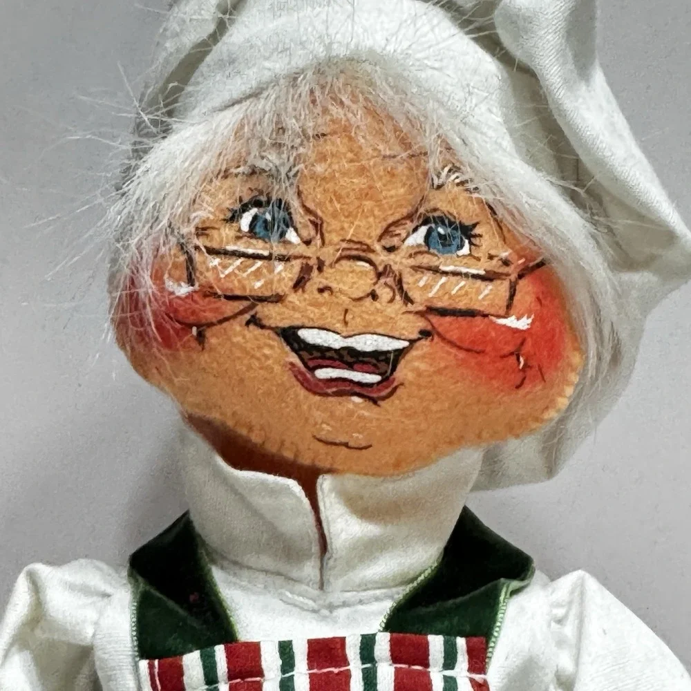 Vintage 2004 ANNALEE Doll Mrs Claus Baking Tray Gingerbread COOKIES Standing 14